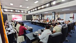 Rakor Persiapan Pekan Olahraga Provinsi (Porprov) Kepulauan Riau (Kepri) VI Tahun 2026 memasuki tahap pemantapan, di lantai III Kantor Wali Kota Tanjungpinang, Senggarang, Rabu (21/10/2026), dalam rapat finalisasi Chief de Mission (CDM) Meeting. (Foto: Aji Anugraha)