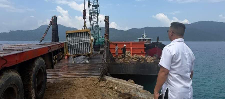 Bupati Kepulauan Anambas, Aneng, meninjau proses bongkar muat mesin Pembangkit Listrik Tenaga Diesel (PLTD) di Pelabuhan Tanjung Momong, Rabu (21/10/2026).