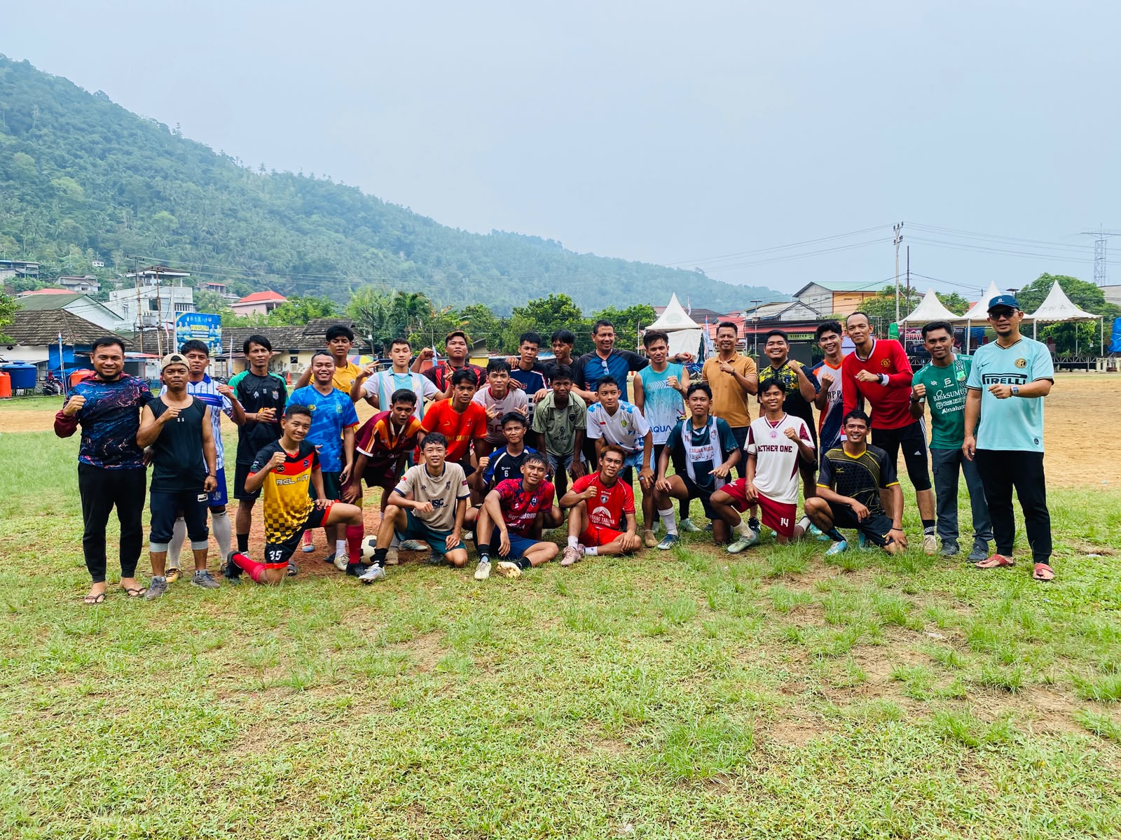 Ketua Persatuan Sepak Bola Seluruh Indonesia (PSSI) Kabupaten Kepulauan Anambas bersama jajaran Komite Olahraga Nasional Indonesia (KONI) menyaksikan langsung laga uji coba tim sepak bola Porprov Anambas melawan Tim Kelurahan Tarempa di Lapangan Sepak Bola Tarempa, Minggu (25/10/2026).