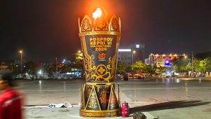 Kaldron api obor Porprov Kepri VI mengusung tema “Semangat Melayu – Prestasi untuk Negeri” berdiri di Taman Gurindam 12, Tugu Sirih, Tanjungpinang, Kepri, Minggu (25/10/2026) malam. (Foto: ajianugraha/pijarkepri.com) Kaldron api obor Porprov Kepri VI mengusung tema “Semangat Melayu – Prestasi untuk Negeri” berdiri di Taman Gurindam 12, Tugu Sirih, Tanjungpinang, Kepri, Minggu (25/10/2026) malam. (Foto: ajianugraha/pijarkepri.com)