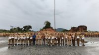 Bupati Kepulauan Anambas, Aneng saat memimpin upacara sekaligus menyerahkan Dokumen Pelaksanaan Anggaran (DPA) kepada seluruh OPD di lingkungan Pemerintah Kabupaten Kepulauan Anambas, Senin (26/10/2026), di lapangan Kantor Bupati, Pasir Peti, Kelurahan Tarempa, Kecamatan Siantan.