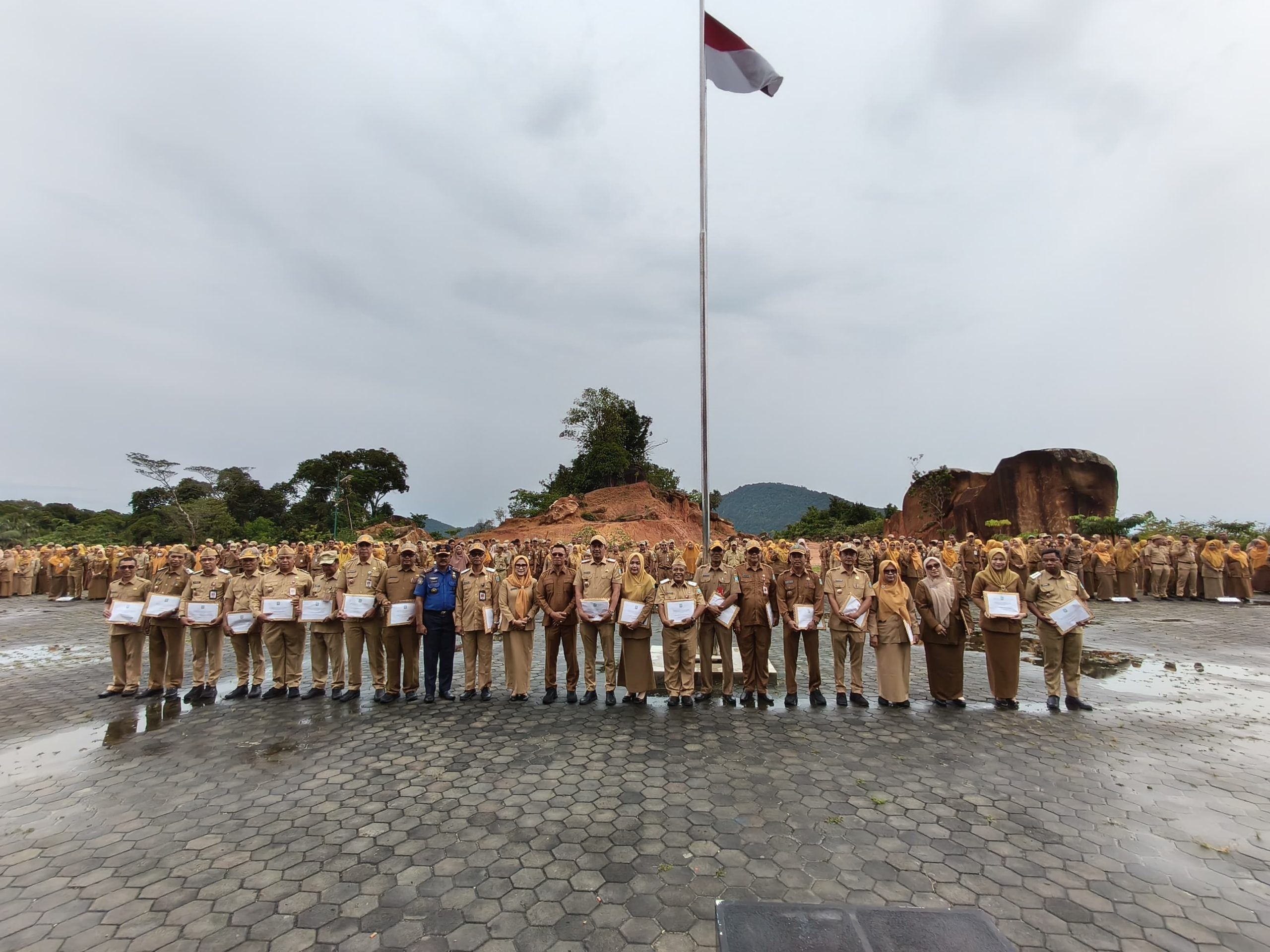 Bupati Kepulauan Anambas, Aneng saat memimpin upacara sekaligus menyerahkan Dokumen Pelaksanaan Anggaran (DPA) kepada seluruh OPD di lingkungan Pemerintah Kabupaten Kepulauan Anambas, Senin (26/10/2026), di lapangan Kantor Bupati, Pasir Peti, Kelurahan Tarempa, Kecamatan Siantan.