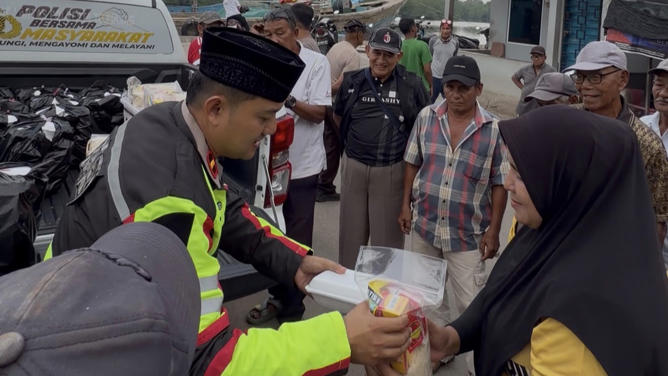 Aksi sosial Razia Perut Lapar (RPL) yang digagas anggota Polresta Tanjungpinang, IPDA Zulhamsyah Putra, menjadi sarana edukasi keselamatan berlalu lintas menjelang Operasi Patuh Seligi 2026, di Tanjungpinang, Senin (26/10/2026)