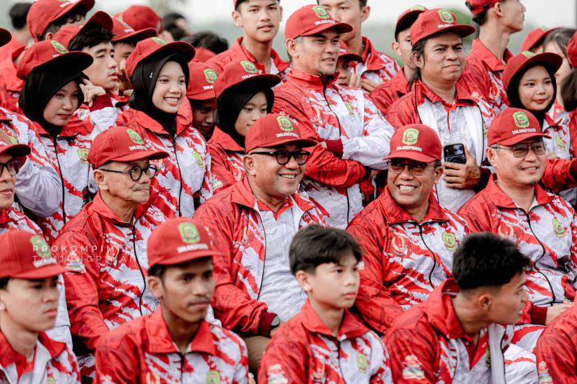 Wali Kota Tanjungpinang, Lis Darmansyah, saat melepas kontingen Kota Tanjungpinang di Lapangan Mako Kogabwilhan I, Dompak, Selasa (27/10/2026).