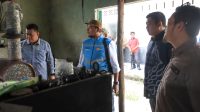 Bupati Bintan Roby Kurniawan, saat meninjau kondisi kelistrikan di Pulau Mapur, Kamis (29/10/2026), untuk mendorong peningkatan layanan listrik dari 14 jam menjadi 24 jam sehari.