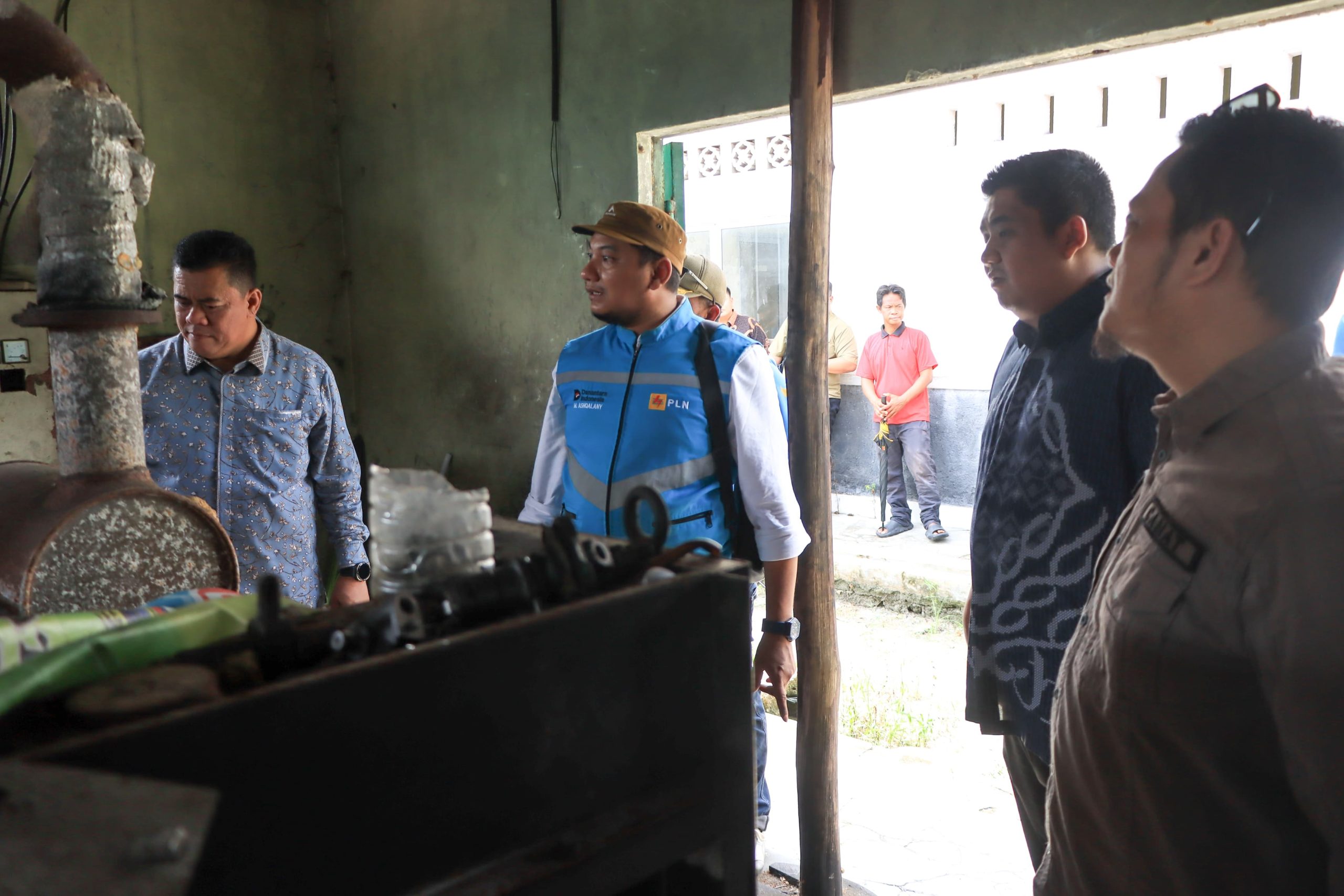 Bupati Bintan Roby Kurniawan, saat meninjau kondisi kelistrikan di Pulau Mapur, Kamis (29/10/2026), untuk mendorong peningkatan layanan listrik dari 14 jam menjadi 24 jam sehari.