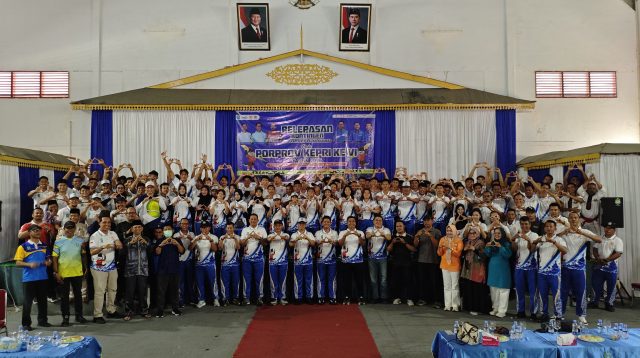 Bupati Kepulauan Anambas Aneng melepas 129 anggota kontingen Kabupaten Kepulauan Anambas yang akan berlaga pada Pekan Olahraga Provinsi (Porprov) Kepulauan Riau (Kepri) VI Tahun 2026, di Gedung BPMS, Tarempa, Jumat (30/10/2026), sebelum kontingen diberangkatkan pada Sabtu (31/10/2026).