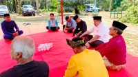 Pemkot Tanjungpinang melalui Dispora dan tokoh masyarakat Kota Rebah, panitia kirab api obor, perwakilan Dinas Perhubungan Kota Tanjungpinang, serta penjaga situs bersejarah tersebut, saat doa bersama persiapan kirab api obor Porprov Kepri VI, di Kota Rebah, Tanjungpinang, Jumat (30/10/2026) Pemkot Tanjungpinang melalui Dispora dan tokoh masyarakat Kota Rebah, panitia kirab api obor, perwakilan Dinas Perhubungan Kota Tanjungpinang, serta penjaga situs bersejarah tersebut, saat doa bersama persiapan kirab api obor Porprov Kepri VI, di Kota Rebah, Tanjungpinang, Jumat (30/10/2026)
