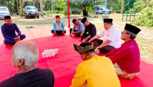 Pemkot Tanjungpinang melalui Dispora dan tokoh masyarakat Kota Rebah, panitia kirab api obor, perwakilan Dinas Perhubungan Kota Tanjungpinang, serta penjaga situs bersejarah tersebut, saat doa bersama persiapan kirab api obor Porprov Kepri VI, di Kota Rebah, Tanjungpinang, Jumat (30/10/2026)