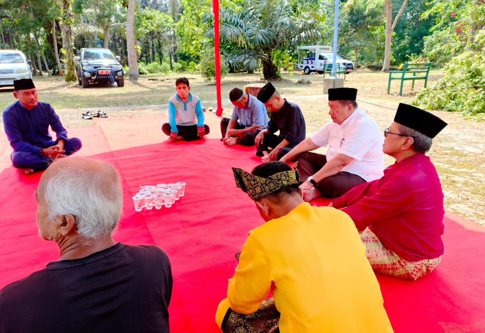 Pemkot Tanjungpinang melalui Dispora dan tokoh masyarakat Kota Rebah, panitia kirab api obor, perwakilan Dinas Perhubungan Kota Tanjungpinang, serta penjaga situs bersejarah tersebut, saat doa bersama persiapan kirab api obor Porprov Kepri VI, di Kota Rebah, Tanjungpinang, Jumat (30/10/2026)