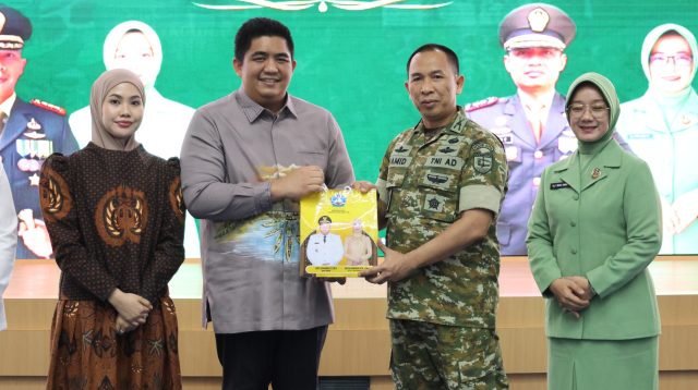 Bintan Roby Kurniawan saat acara lepas sambut Komandan Kodim (Dandim) 0315/Tanjungpinang dari Kolonel Inf. Abdul Hamid, S.I.P. kepada Letkol Inf. Dicky Purwanto, S.Sos., M.I.P., di Aula Bandar Seri Bentan, Jumat (30/10) sore.