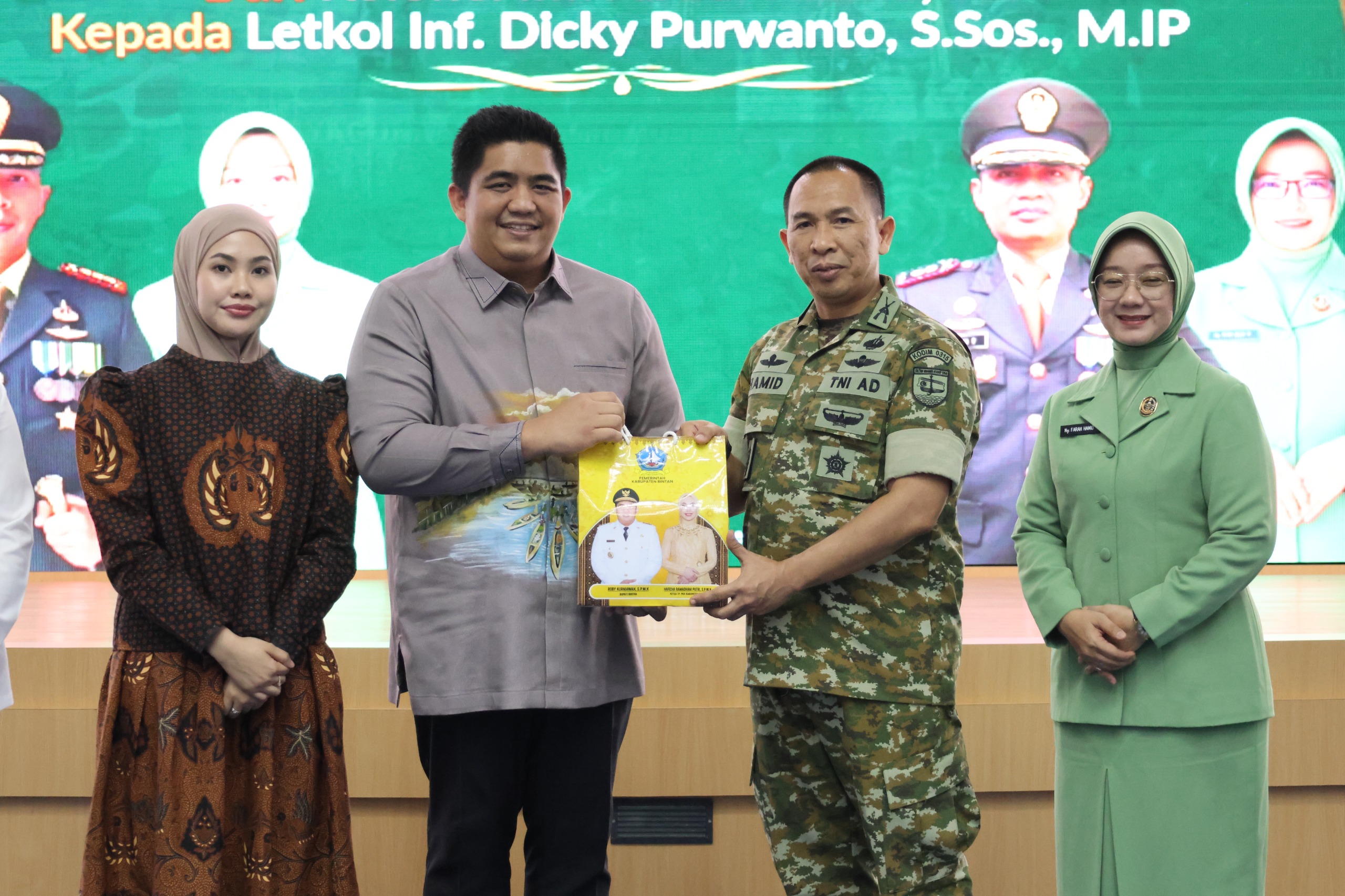 Bintan Roby Kurniawan saat acara lepas sambut Komandan Kodim (Dandim) 0315/Tanjungpinang dari Kolonel Inf. Abdul Hamid, S.I.P. kepada Letkol Inf. Dicky Purwanto, S.Sos., M.I.P., di Aula Bandar Seri Bentan, Jumat (30/10) sore.