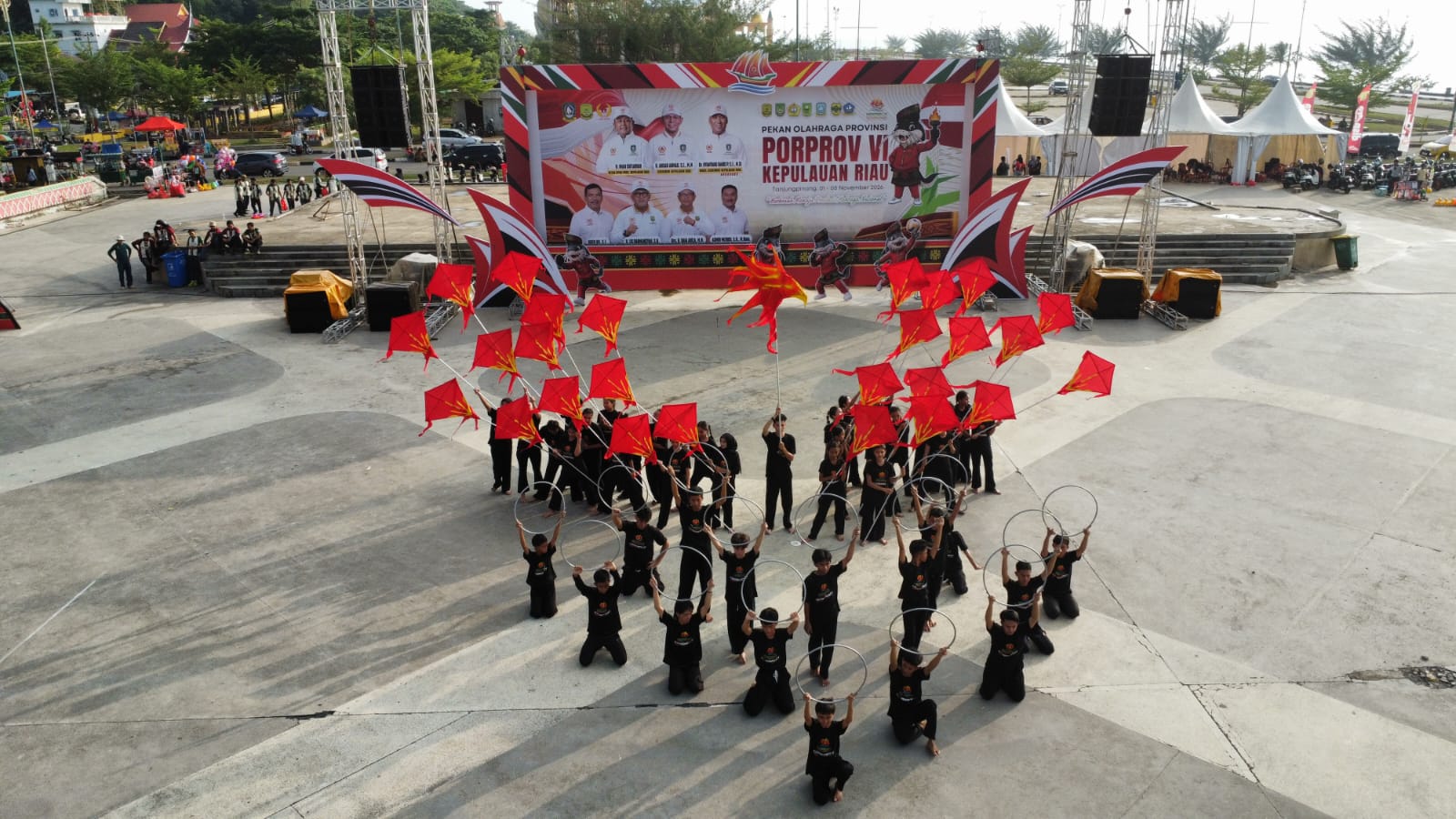 PB Porprov Kepri VI menempatkan pembukaan dan kirab api obor Porprov Kepri VI, di Pelataran Tugu Sirih, Tanjungpinang, pada sesi gladi bersih, Sabtu (31/10/2026) (Foto: drone_ajianugraha)