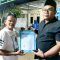 Novendra, wartawan digitalnews.co.id, saat menyerahkan pakta integritas kepada Wakil Sekretaris II PWI Kepri, Aji Anugraha, di Tanjungpinang, Kamis (1/10/2026).
