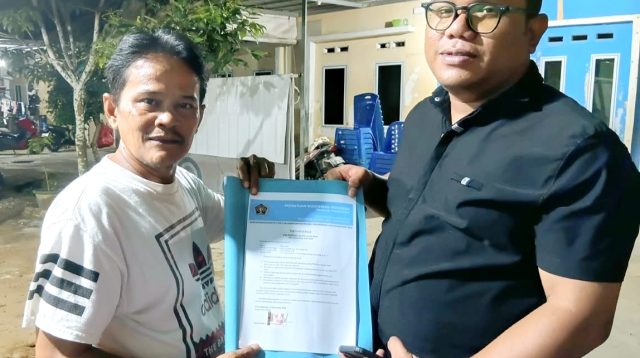 Novendra, wartawan digitalnews.co.id, saat menyerahkan pakta integritas kepada Wakil Sekretaris II PWI Kepri, Aji Anugraha, di Tanjungpinang, Kamis (1/10/2026).