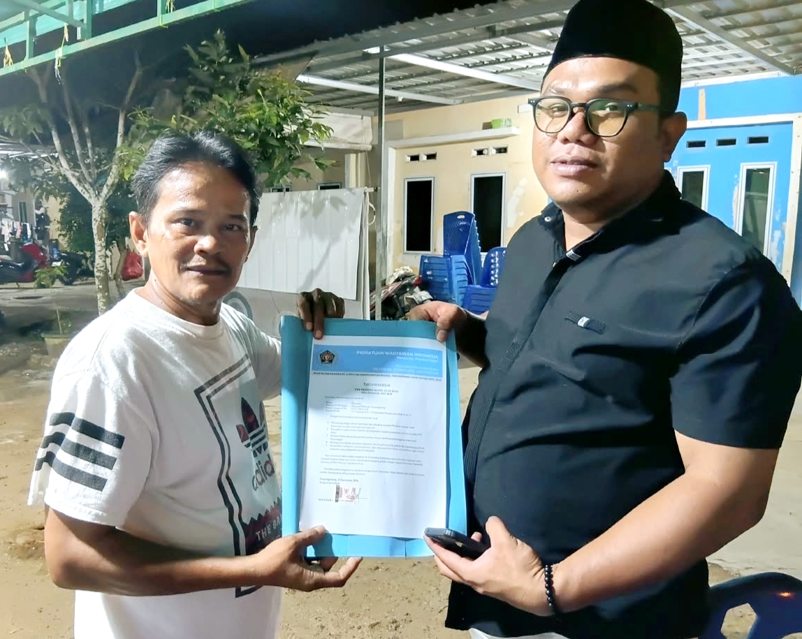 Novendra, wartawan digitalnews.co.id, saat menyerahkan pakta integritas kepada Wakil Sekretaris II PWI Kepri, Aji Anugraha, di Tanjungpinang, Kamis (1/10/2026).