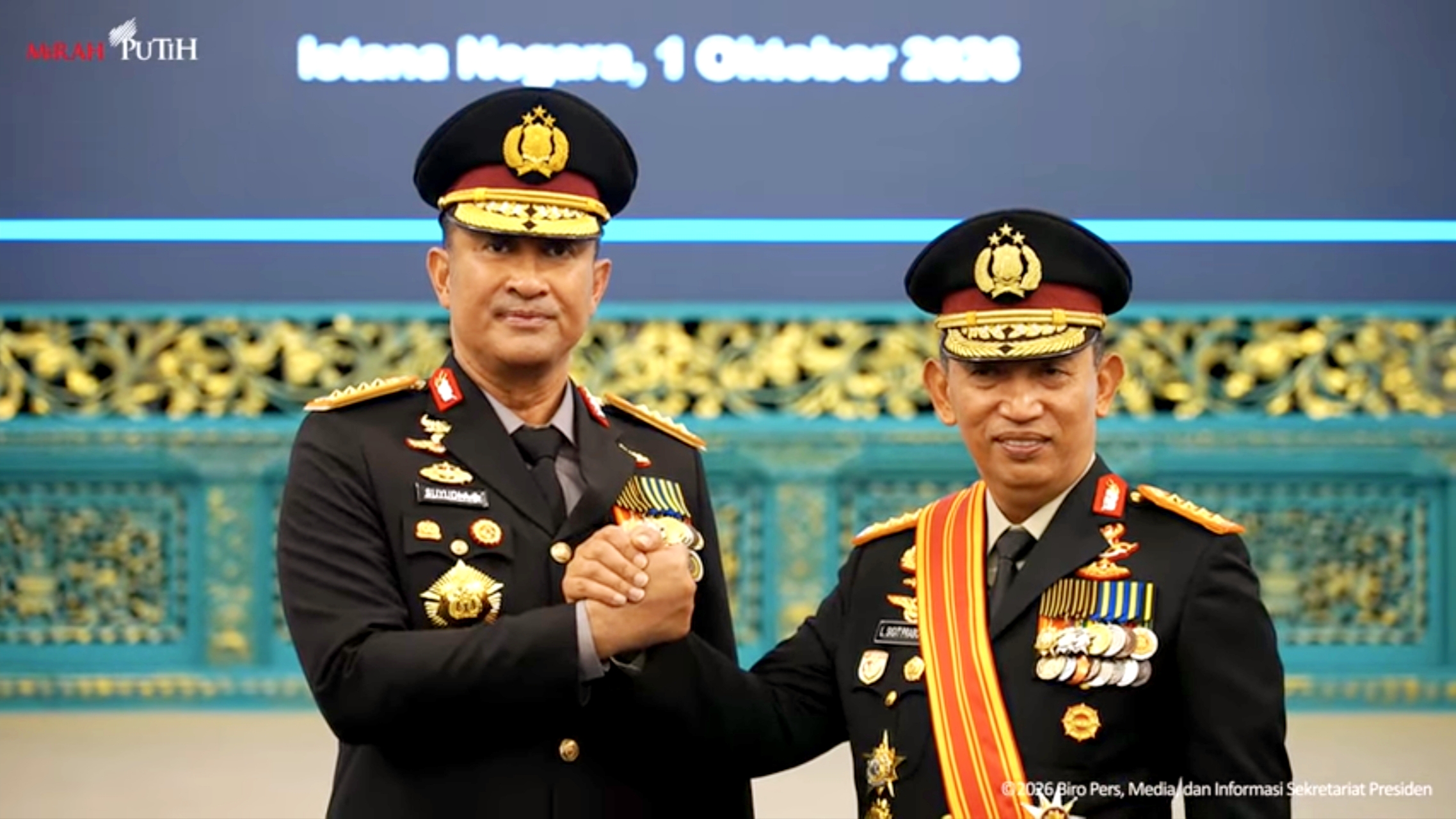 (Kiri) Jenderal Suyudi Ario Seto, berjabat tangan dengan Jenderal Polisi Listyo Sigit Prabowo setelah dilantik Presiden Prabowo Subianto di Istana Negara, Jakarta, Kamis (1/10/2026). Suyudi menggantikan Jenderal Polisi Listyo Sigit Prabowo. (Foto: SS YouTube Sekretariat Presiden Kabinet Merah Putih)