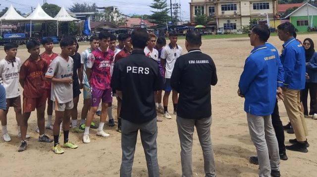 Ketua KONI Anambas Muslim bersama jajaran meninjau langsung pemusatan latihan atlet sepak bola, Kamis (22/10/2026)