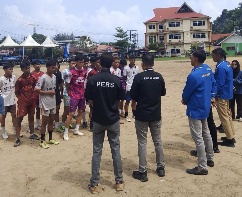 Ketua KONI Anambas Muslim bersama jajaran meninjau langsung pemusatan latihan atlet sepak bola, Kamis (22/10/2026)