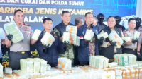 Kapolri Jenderal Polisi Suyudi Ario Seto menunjukkan barang bukti narkoba jenis ketamin seberat 1,16 ton dalam konferensi pers di Pelabuhan Bandar Deli, Medan, Jumat (23/10/2026). (sumber foto: pojokbatam)