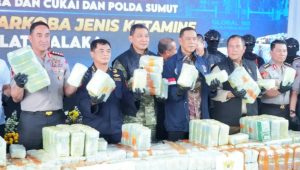 Kapolri Jenderal Polisi Suyudi Ario Seto menunjukkan barang bukti narkoba jenis ketamin seberat 1,16 ton dalam konferensi pers di Pelabuhan Bandar Deli, Medan, Jumat (23/10/2026). (sumber foto: pojokbatam) Kapolri Jenderal Polisi Suyudi Ario Seto menunjukkan barang bukti narkoba jenis ketamin seberat 1,16 ton dalam konferensi pers di Pelabuhan Bandar Deli, Medan, Jumat (23/10/2026). (sumber foto: pojokbatam)