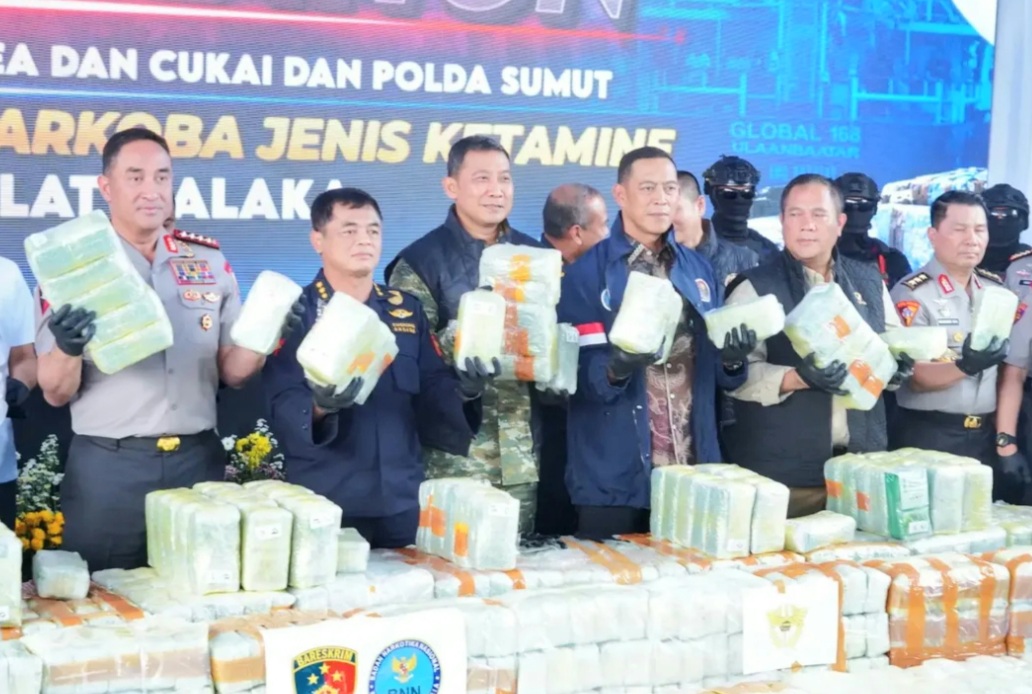 Kapolri Jenderal Polisi Suyudi Ario Seto menunjukkan barang bukti narkoba jenis ketamin seberat 1,16 ton dalam konferensi pers di Pelabuhan Bandar Deli, Medan, Jumat (23/10/2026). (sumber foto: pojokbatam)